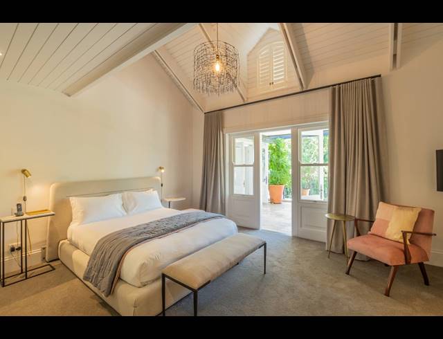 9 BEDROOM HOTEL FOR SALE IN BISHOPSCOURT